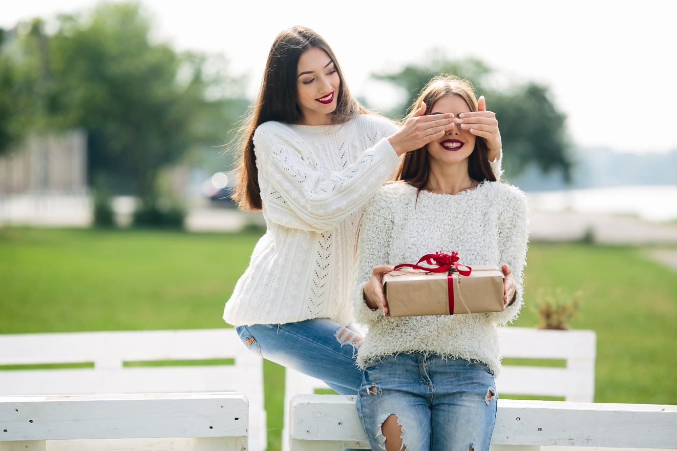 Propozycje 7 prezentów, które ucieszą Twoją siostrę